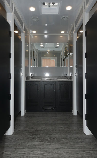 RIVERHEAD SHOWER Trailer product view