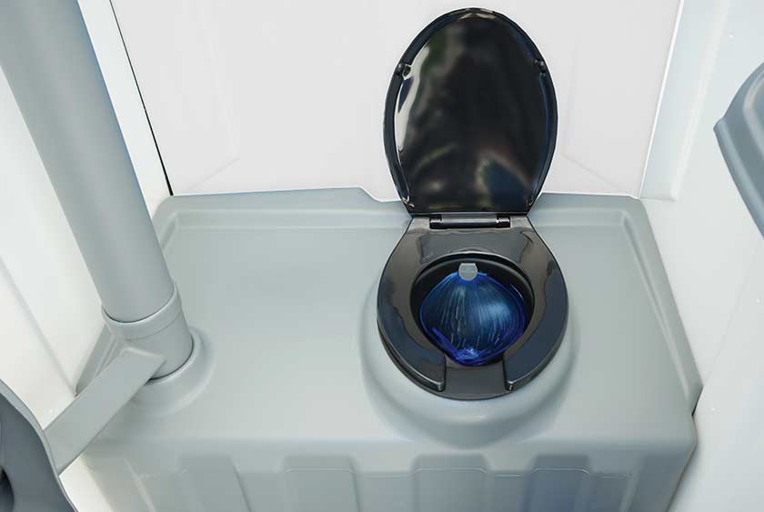 CLOSED CAVITY TANK WITH FOOT PEDAL FLUSH EMULATES A STANDARD FLUSH TOILET