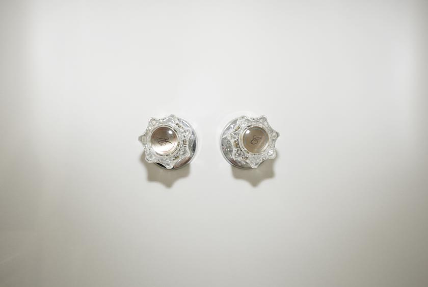 SEPARATE HOT AND COLD WATER KNOBS FOR TEMPERATURE CONTROL