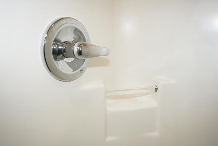 LARGE SHOWER KNOB MAKES IT EASY TO ADJUST YOUR WATER TEMPERATURE