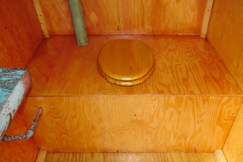 EXTRA ROOMY TOILET SEAT AREA