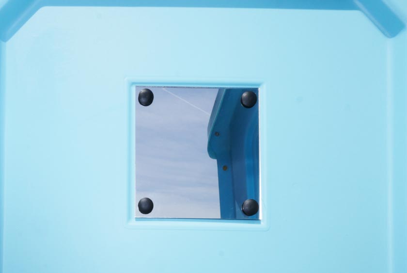 BUILT-IN MIRROR FOR CONVENIENCE