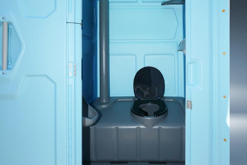 WIDE ENTRY TO THE HAMMERHEAD PORTABLE TOILET
