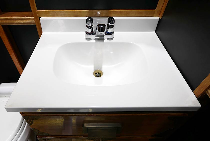 LARGE PORCELAIN SINK WITH AUTOMATIC SHUTOFF HOT AND COLD WATER