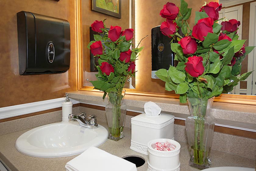 BEAUTIFUL FLORAL ARRANGEMENTS ADD A SOPHISTICATED TOUCH