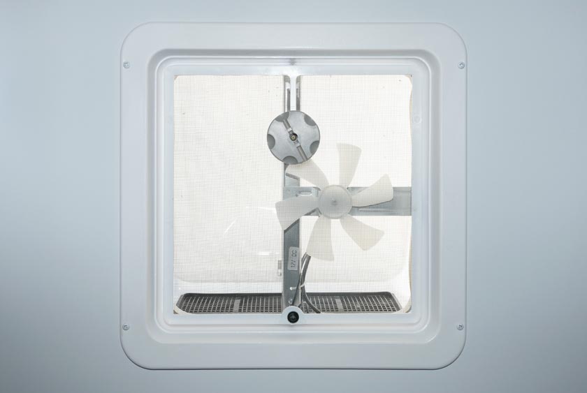 CEILING VENT WITH FAN FOR VENTILATION