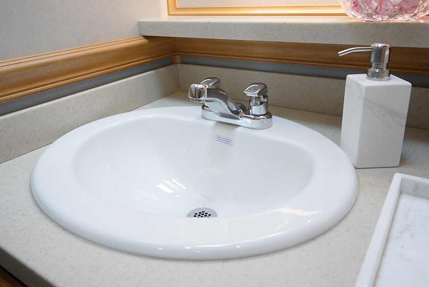 LARGE PORCELAIN SINK WITH AUTOMATIC SHUTOFF FAUCETS