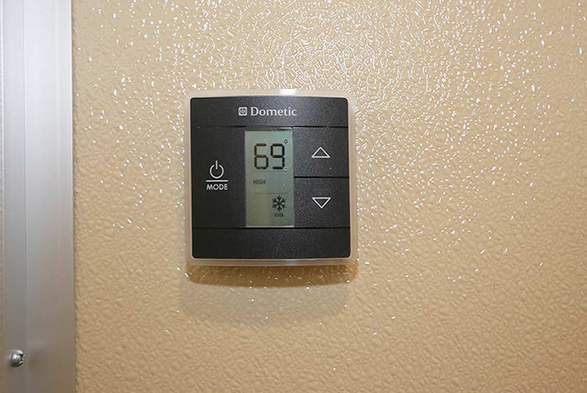DIGITAL THERMOSTAT CONTROLLED AIR CONDITIO