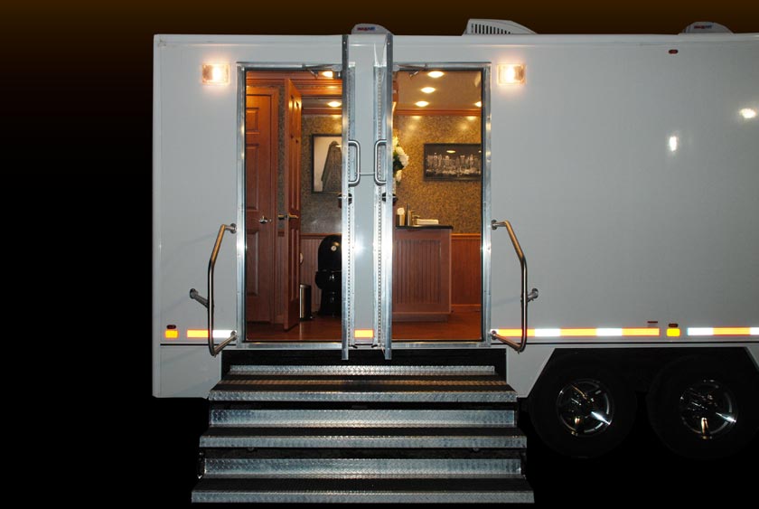 BRIGHT EXTERIOR LIGHTING FOR NIGHTTIME USE