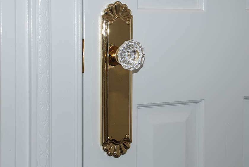 CRYSTAL DOORKNOBS WITH POLISHED BRASS HARDWARE