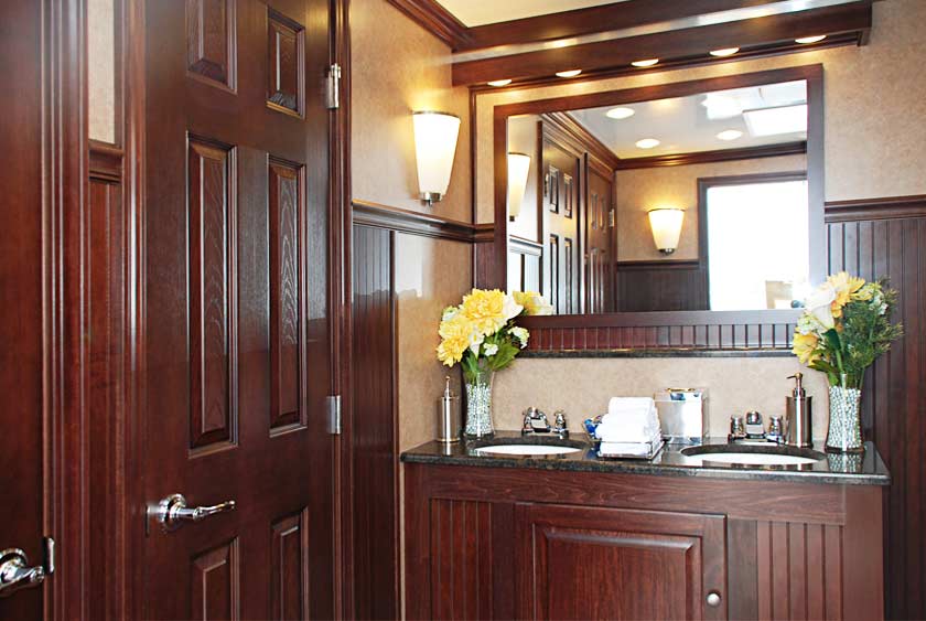 WOMEN'S VANITY WITH DOUBLE SINKS