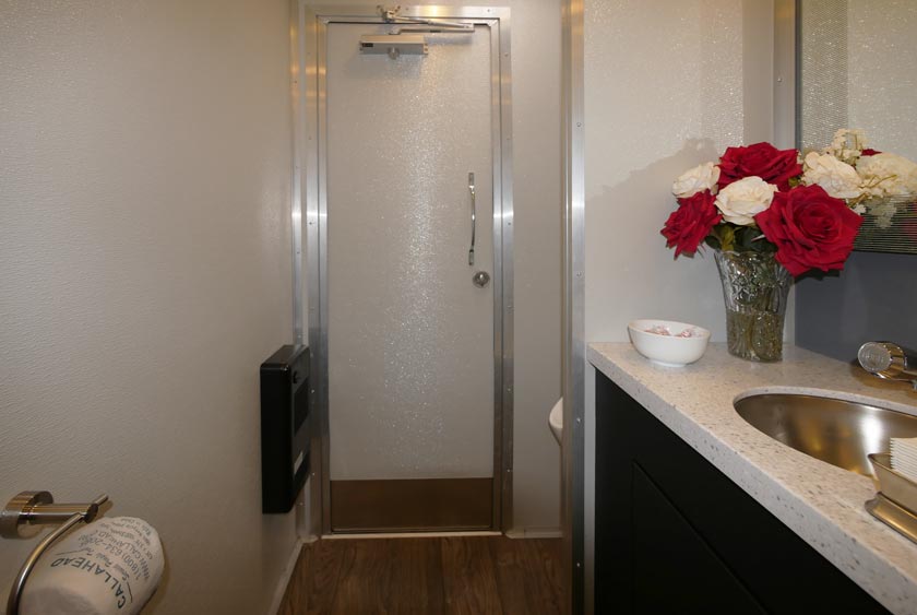 GLOSSY PEBBLE FINISH WALLS WITH ALUMINUM AND STAINLESS TRIM