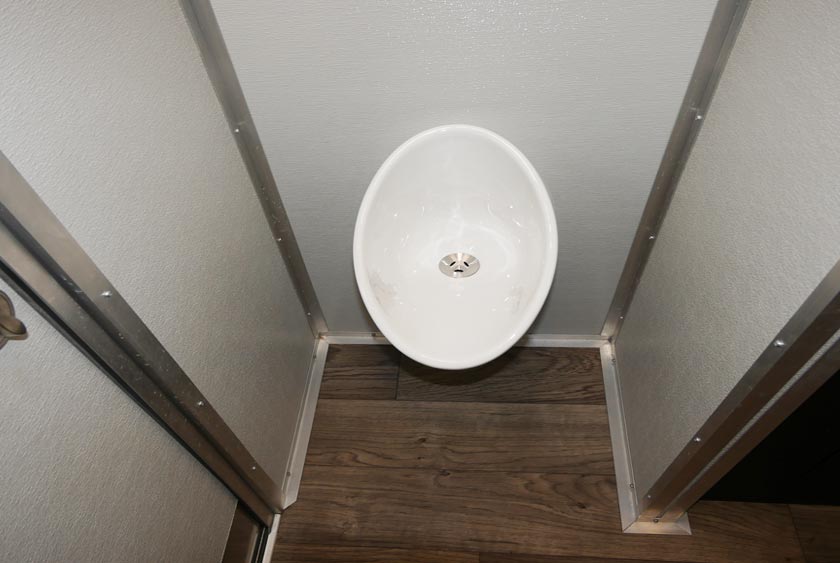 MEN'S URINAL USES WATERLESS TECHNOLOGY