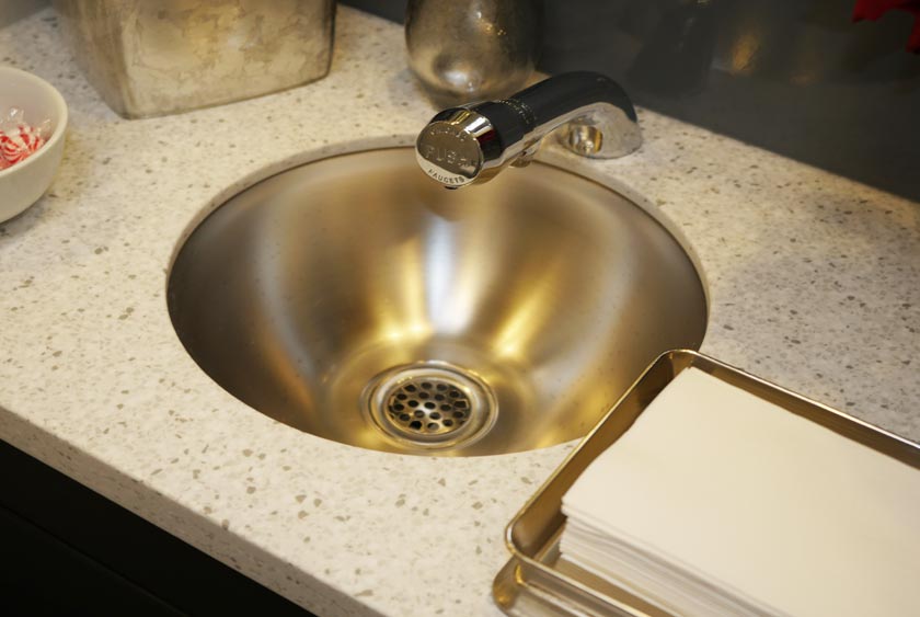 STAINLESS STEEL SINK WITH AUTOMATIC SHUTOFF FAUCET