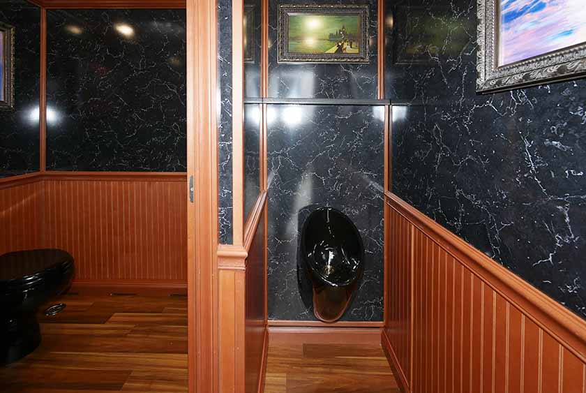 PRIVATE AREA FOR PORCELAIN URINAL ON MEN'S SIDE</di
