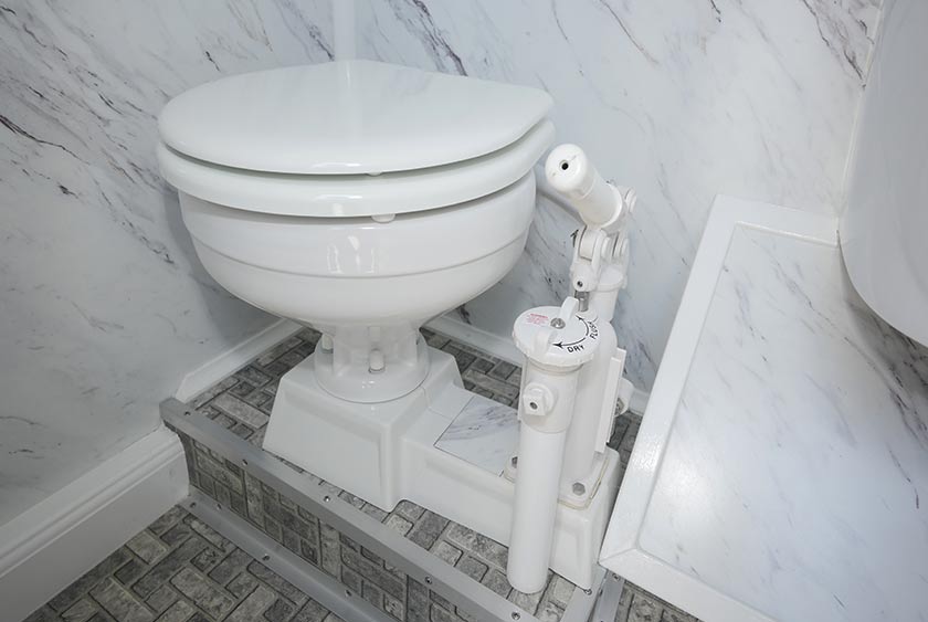 HANDLE PUMP FLUSHING PORCELAIN TOILET